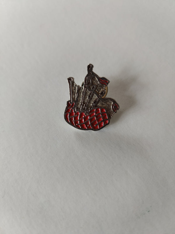 Bagpipe lapel pin