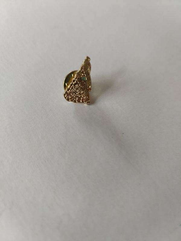 Small gold bagpipe lapel pin