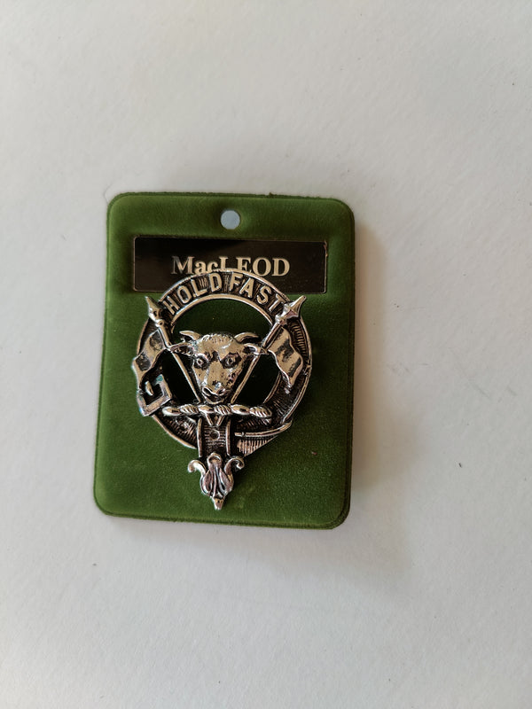 MacLeod Scottish hat badge