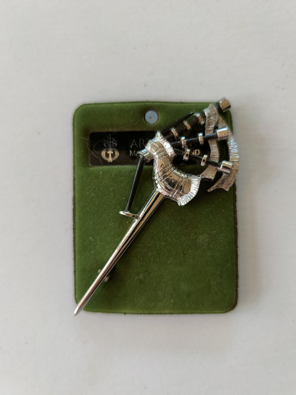 Bagpipe kilt pin